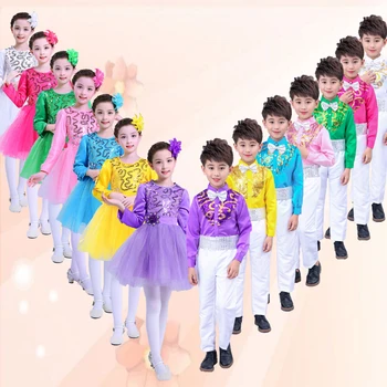Детски джаз танц с латиноамерикански момчета и момичета, момчета декламируют танцови костюми за изпълнения на хор начално училище
